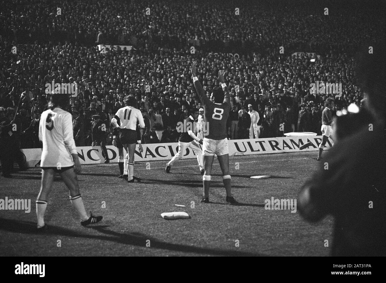 Benfica contro Ajax, risultati 0-0 semifinale Europacup-i, pubblico ha gettato le pastiglie sul campo Data: 19 Aprile 1972 luogo: Lisbona, Portogallo Parole Chiave: Sport, calcio Foto Stock