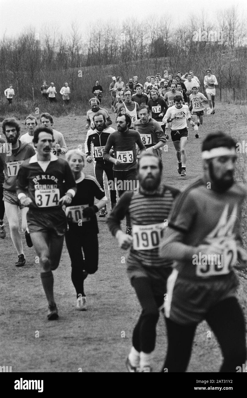 Mezza maratona su spiaggia e dune vicino Egmond aan Zee partecipanti sulla spiaggia Data: 6 gennaio 1980 luogo: Egmond Parole Chiave: Duinen, MARATONE, partecipanti Foto Stock