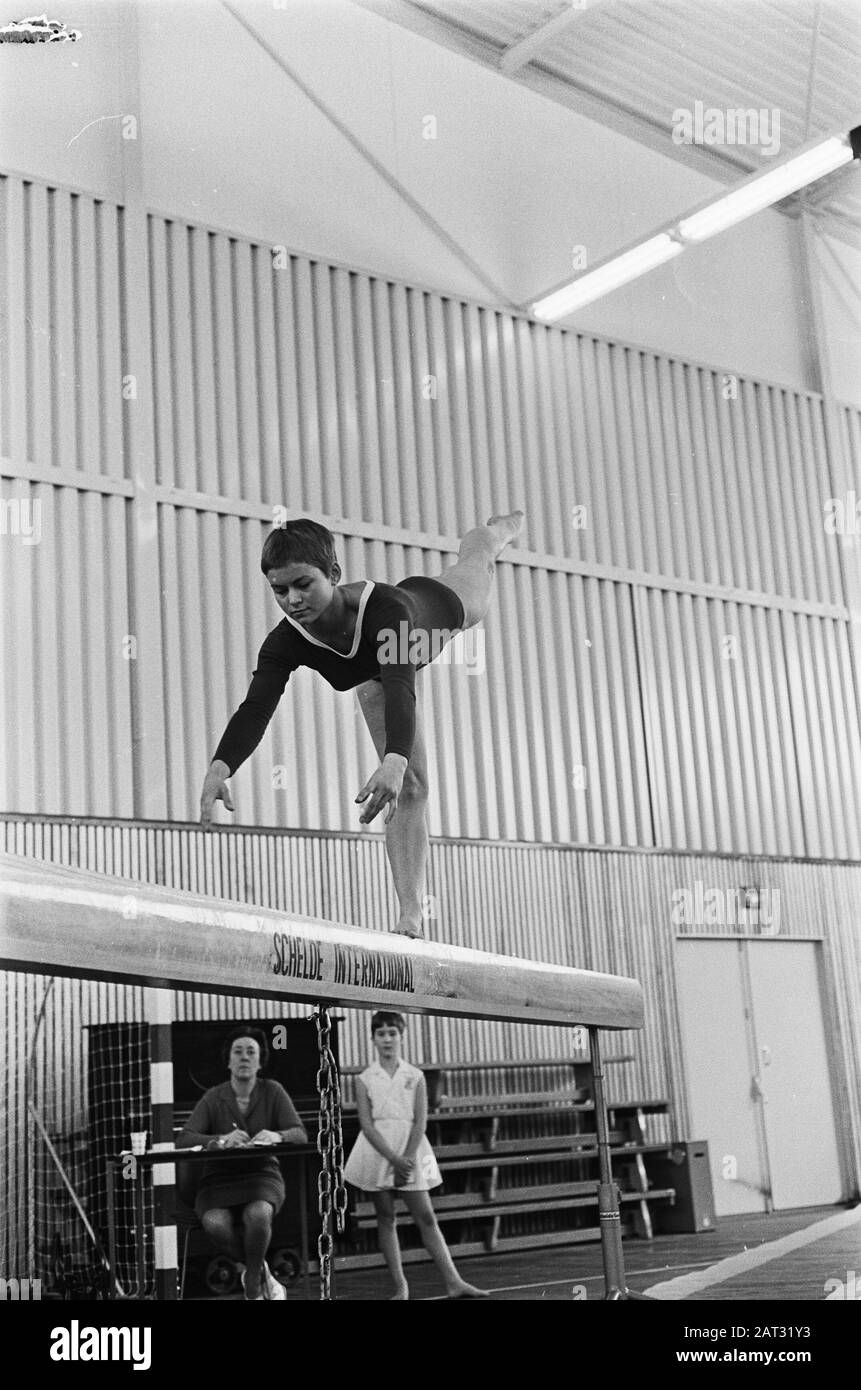 Semifinali Ginnastica Signore a Ede, Margo van Klees sulla barra di equilibrio (classifica generale leader) Data: 24 febbraio 1968 Località: EDE Parole Chiave: Ginnastica, equilibratrice bars nome Della Persona: Natte-Klees, Margot Foto Stock