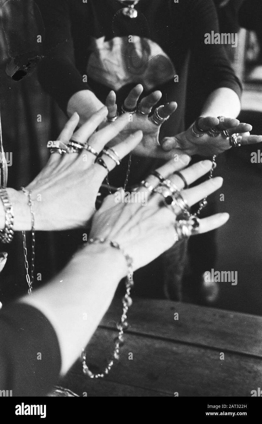 Ragazza con le Mani di gioielli con anelli per uno specchio Annotazioni: Assegnazione per Utrechts Nieuwsblad Data: 23 Marzo 1971 Parole Chiave: Anelli, gioielli Settingsname: Utrechts Nieuwsblad Foto Stock