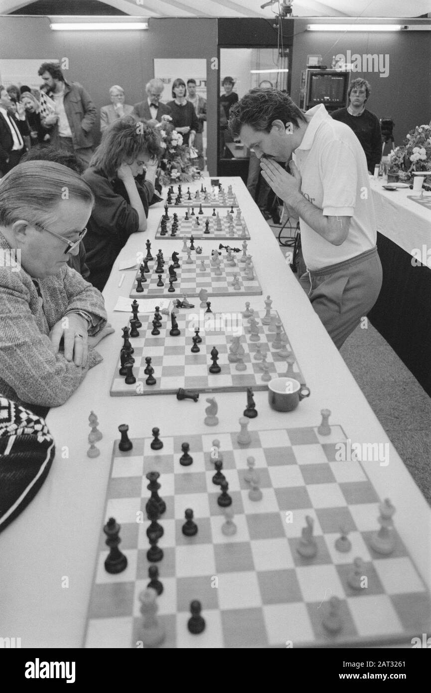 Hans Bohm stabilisce il record mondiale scacchi simultanei Data: 11 gennaio 1988 Parole Chiave: Scacchi Nome personale: Hans Bohm Foto Stock