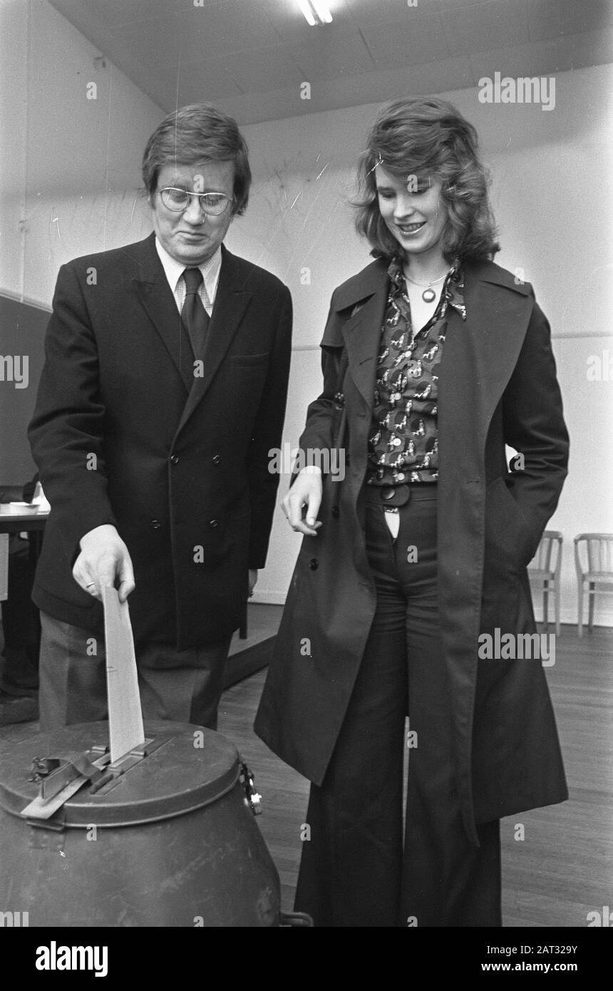 Hans En Pien Wiegel Voices In Amsterdam Annotation: Pien Is Jacqueline Wiegel-Frederikiks Date: 27 March 1974 Location: Amsterdam, Noord-Holland Keywords: Ballottaggio Nome Personale: Wiegel, Hans , Wiegel-Frederikiks, Jacqueline Foto Stock