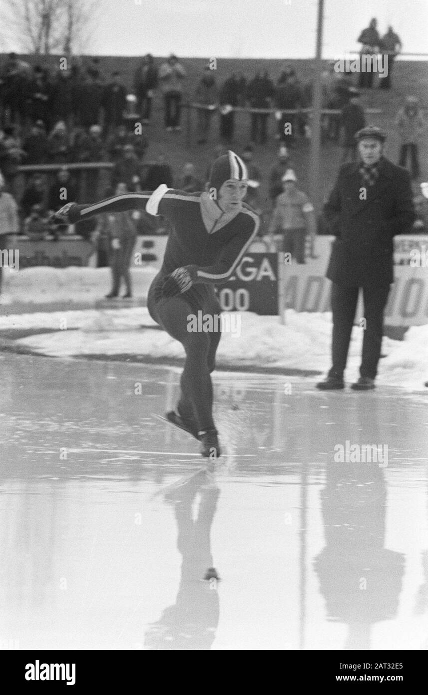 Campionati olandesi per pattinare donne e uomini dilettanti ad Assen Hans van Helden in azione Data: 12 gennaio 1974 Località: Assen, Drenthe Parole Chiave: Campionati, pattini, sport Nome personale: Heroes, Hans van Foto Stock