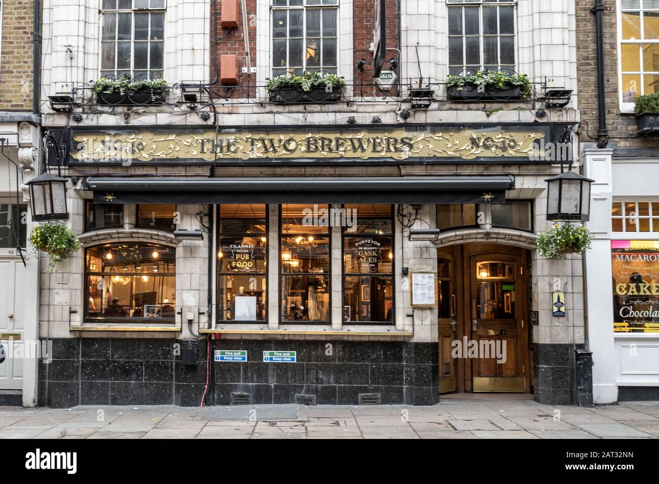 Londra / Regno Unito - 28 Novembre 2019: Greene King'S The Two Brewers Pub Su Monmouth Street, Vicino A Seven Dial A Covent Garden, Londra. Greene King è la bugna del Regno Unito Foto Stock