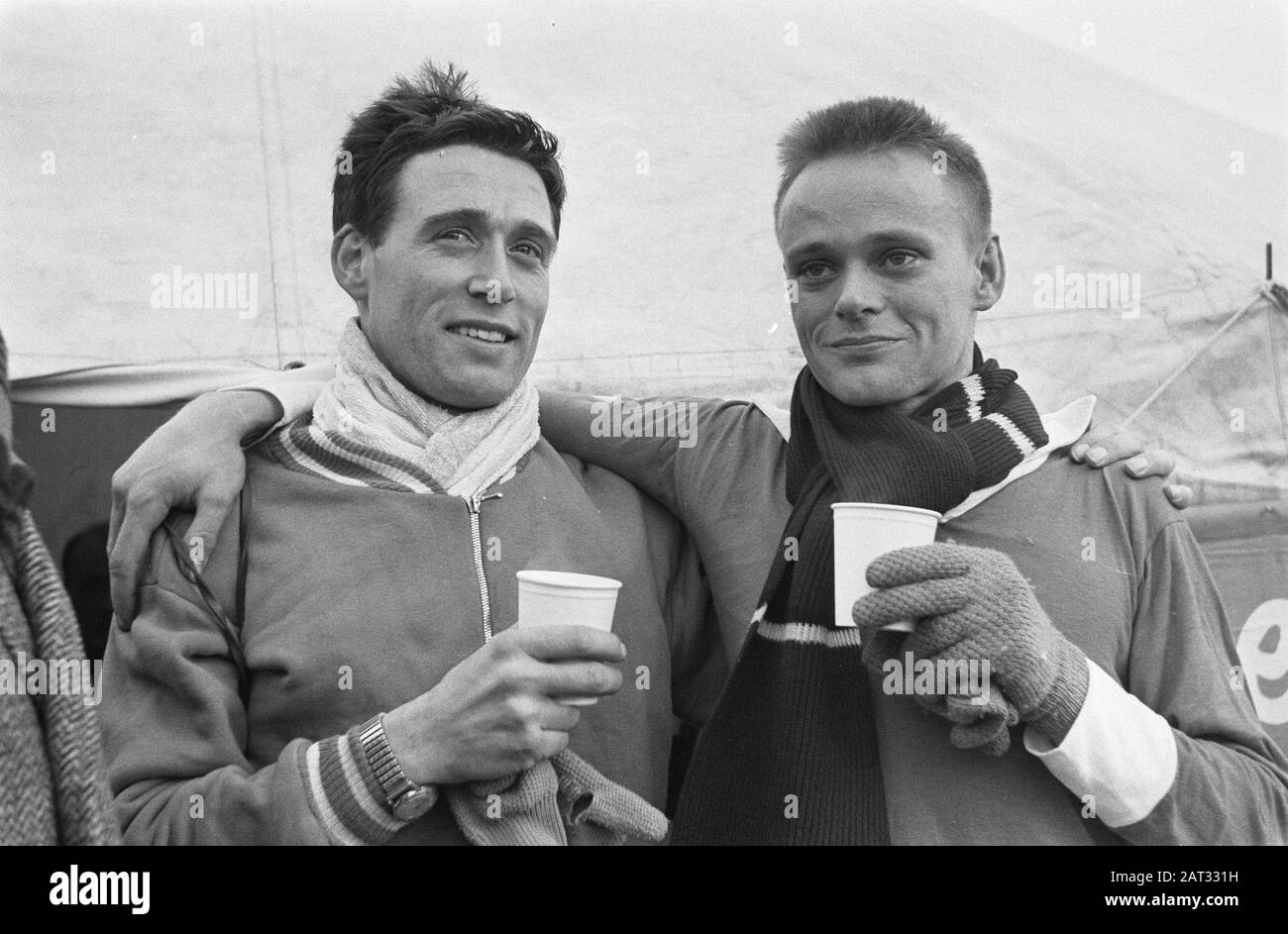 Correre sulla spiaggia da Hoek van Holland a Kijkduin, Kees Clement en? Data: 22 febbraio 1964 luogo: Hoek van Holland, Kijkduin Parole Chiave: Rund, spiagge Foto Stock