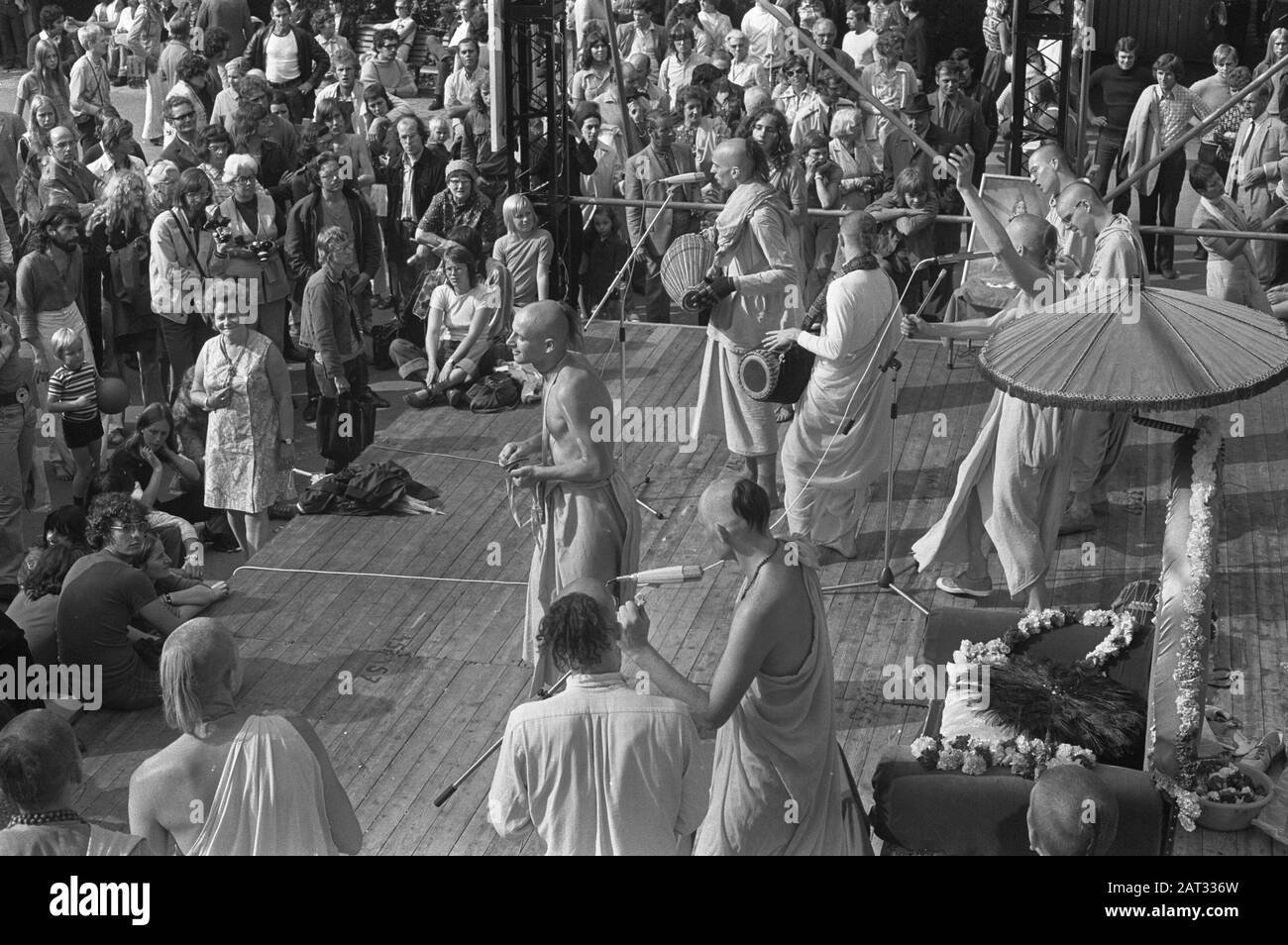 Hare Krishna festival a Vondelpark Data: 29 luglio 1972 luogo: Amsterdam, Noord-Holland, Vondelpark Parole Chiave: Festival, religioni Foto Stock
