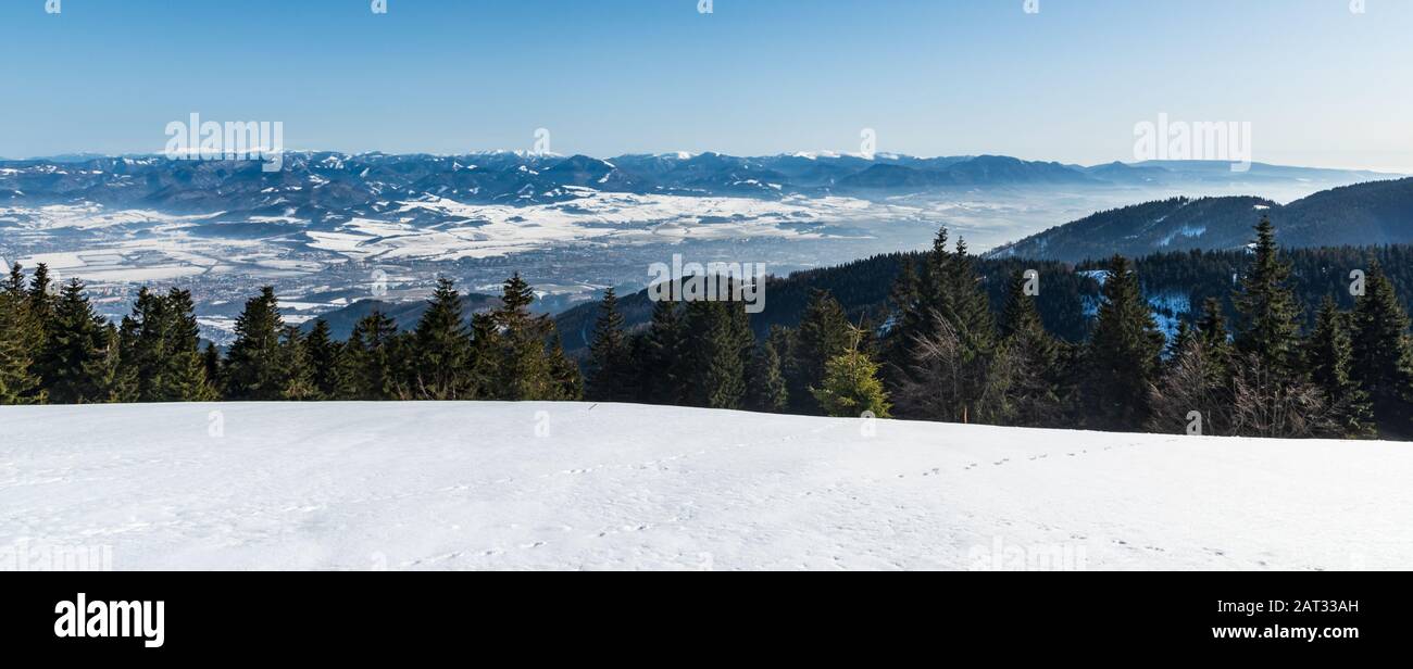 Panorama spettacolare con molte catene montuose da sedlo Okopy sella sotto la collina di Mincol in Mala Fatra durante la fantastica giornata invernale Foto Stock