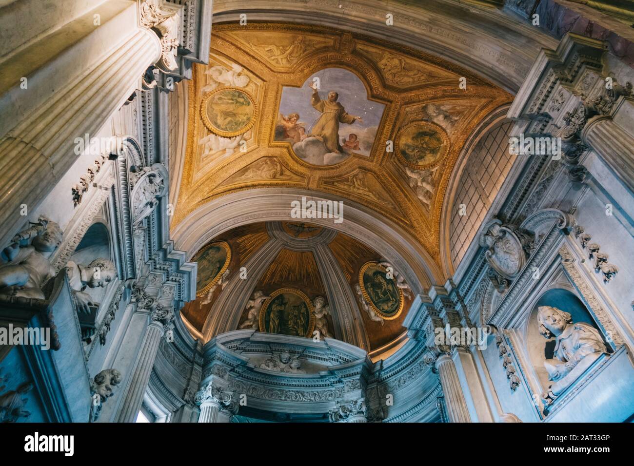 Roma, Italia - 29 dicembre 2019: Vista di un affresco all'interno della Chiesa di San Pietro in Montorio del 15th secolo Foto Stock