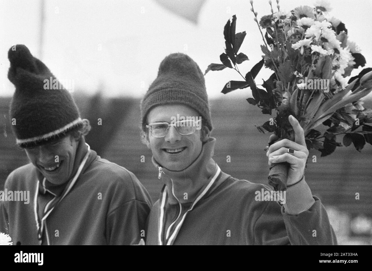 Campionati olandesi pattinaggio su ghiaccio da donna e da uomo dilettanti ad Assen Harm Kupers con fiori Data: 12 gennaio 1974 Località: Assen, Drenthe Parole Chiave: Fiori, campionati, pattini, pattinatori, sport Foto Stock