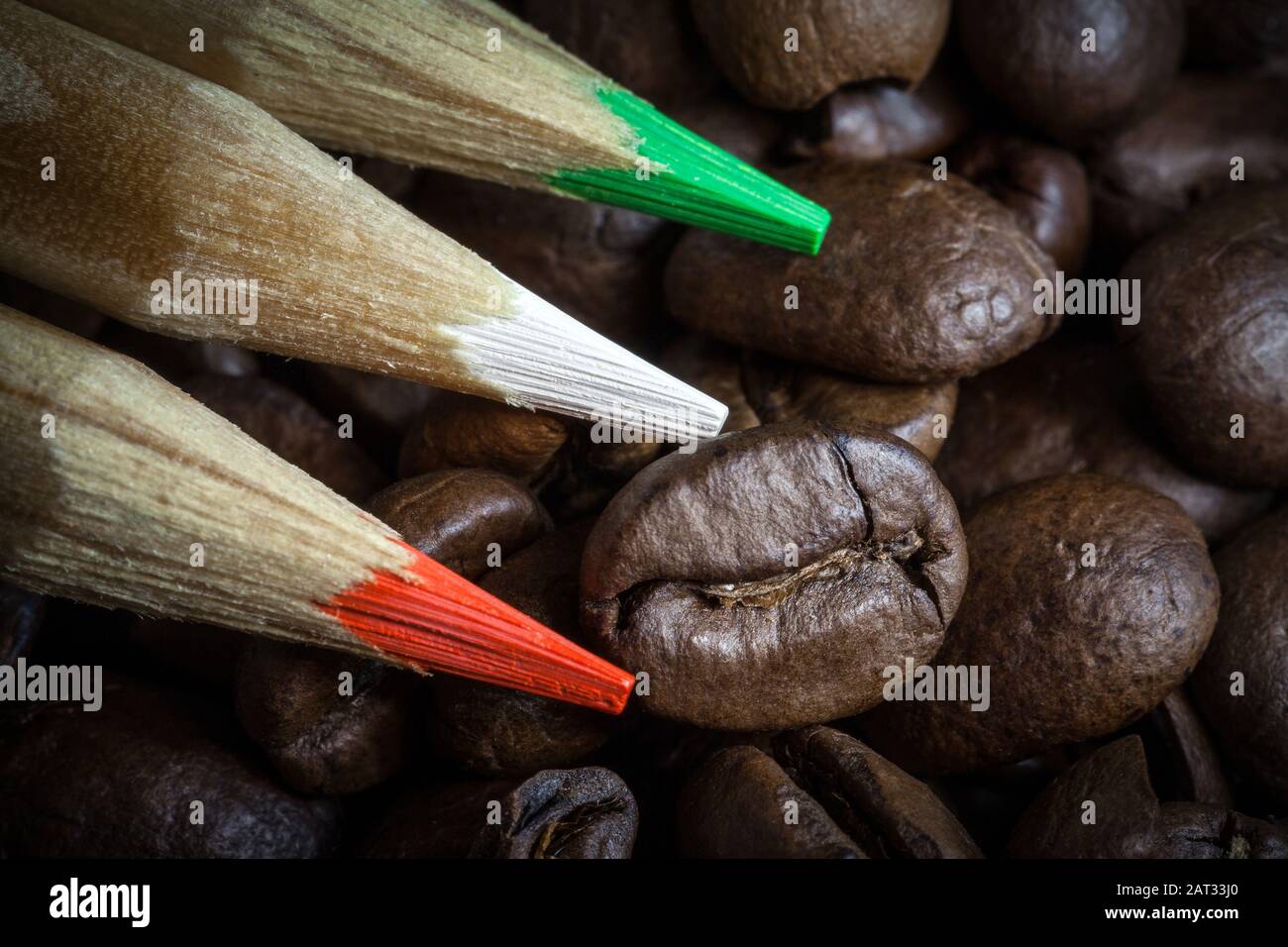 chicchi di caffè con matite colorate Foto Stock