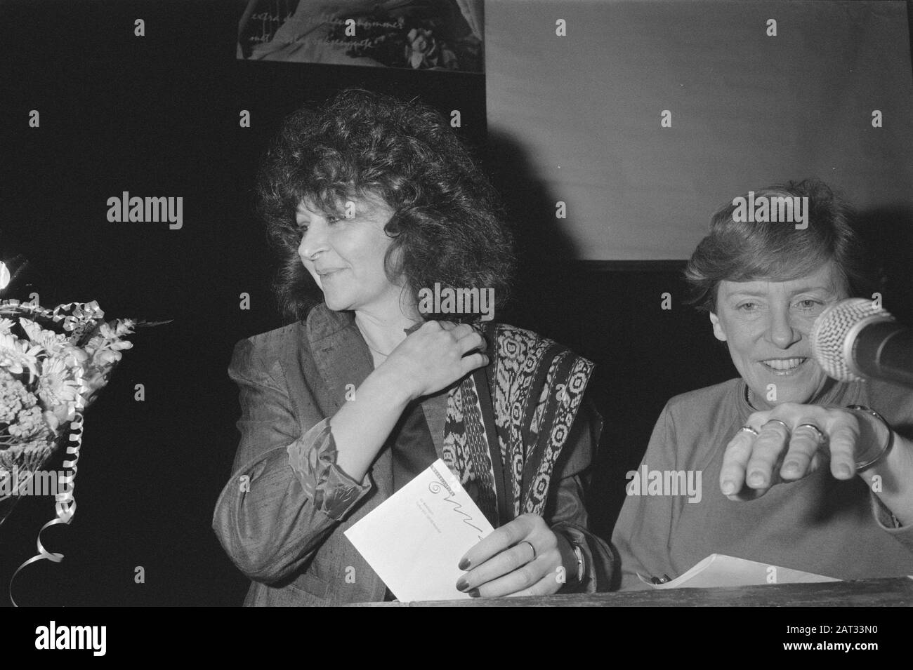 Harriet Freezerring e Annie Roman Prize, rispettivamente assegnati a Lola Verkuil e Anja Meulenbelt. Anja Meulenbelt Data: 17 dicembre 1987 Parole Chiave: Autori, femminismo, letteratura, ritratti, premi, scrittori, premi, nomi delle donne: Meulenbelt, Anja Foto Stock