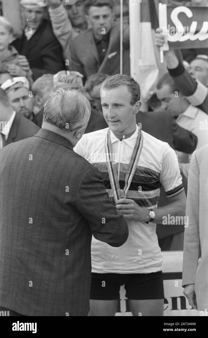 World Cycling Championships at Nurburgring 1966, Evert Dolman campione sulla strada in maglia arcobaleno Data: 27 agosto 1966 Parole Chiave: Ciclismo, campioni, maglie arcobaleno Nome personale: Evert Dolman Foto Stock