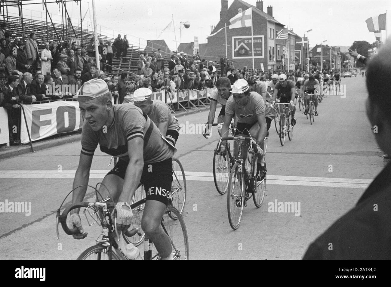 Campionati Mondiali Di Ciclismo A Ronse. Dilettanti. Peloton passando la linea di arrivo Data: 11 agosto 1963 Località: Belgio, Ronse Parole Chiave: Sport, ciclismo Foto Stock