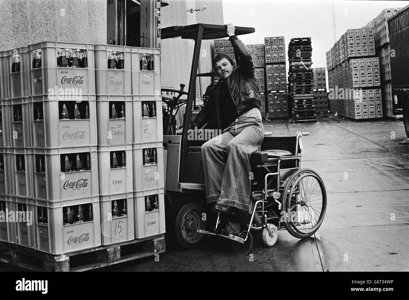 Carrello elevatore a forche per disabili a Jac Hermans in Almere carrelli elevatori Data: 19 Novembre 1979 Località: Almere, Southern Flevoland Parole Chiave: Autisti, disabili, carrelli elevatori, supermercati Nome personale: Hermans, Jac. Nome dell'istituzione: Audet Foto Stock