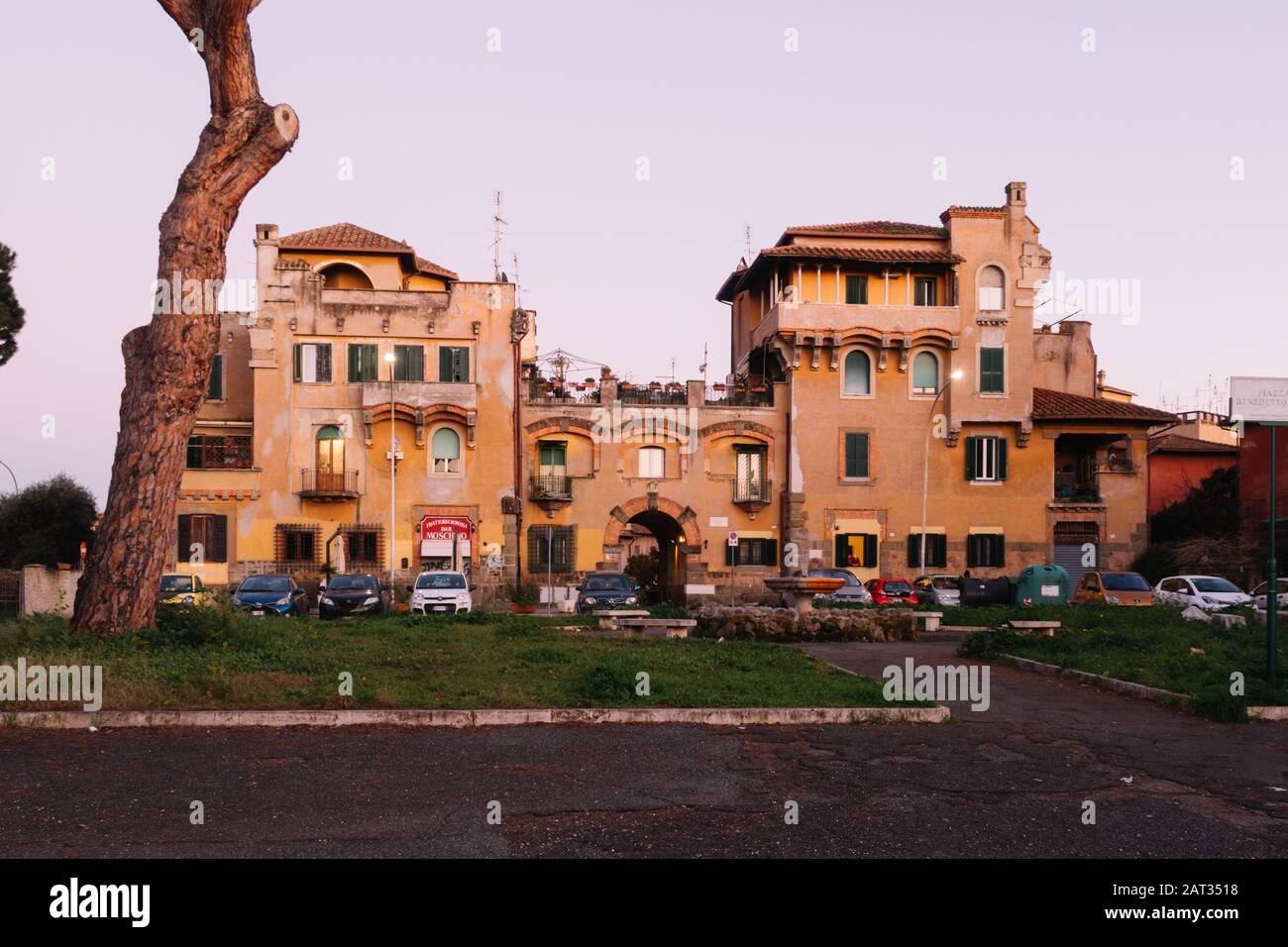 Roma, Italia - 31 dicembre 2019: Edificio tipico nel quartiere Garbatella di Roma Foto Stock