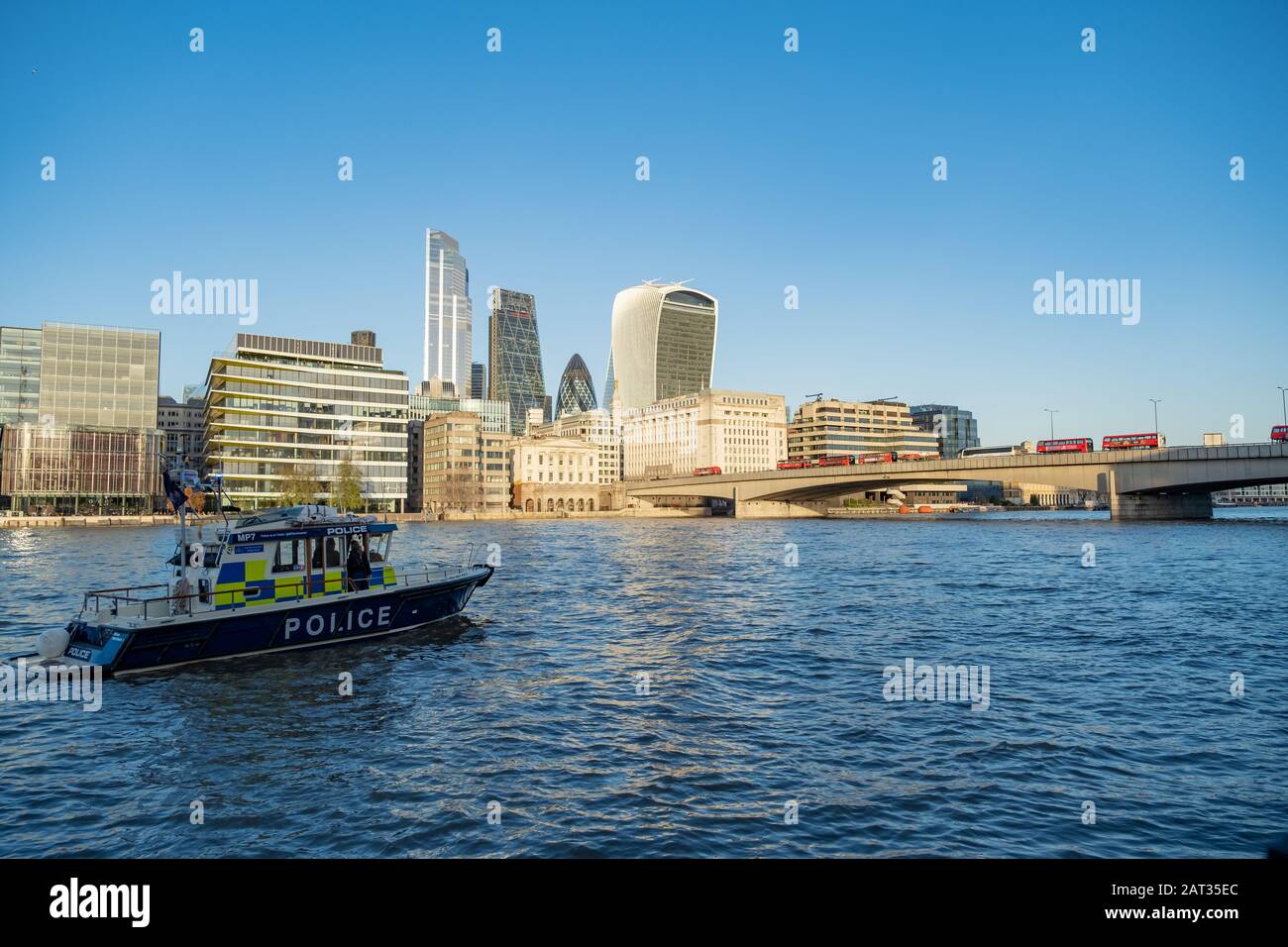 Londra / Regno Unito - 29 novembre 2019: Gli autobus si sono fermati sul ponte di Londra a causa dell'attacco stabing del venerdì il 24 novembre 2019, Londra, Regno Unito Foto Stock