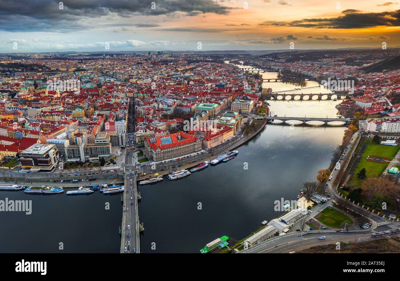 Praga, Repubblica Ceca - veduta aerea panoramica della città di Praga al tramonto. Tetti rossi, il famoso Ponte Carlo (Karluv Most) e San Francesco Foto Stock