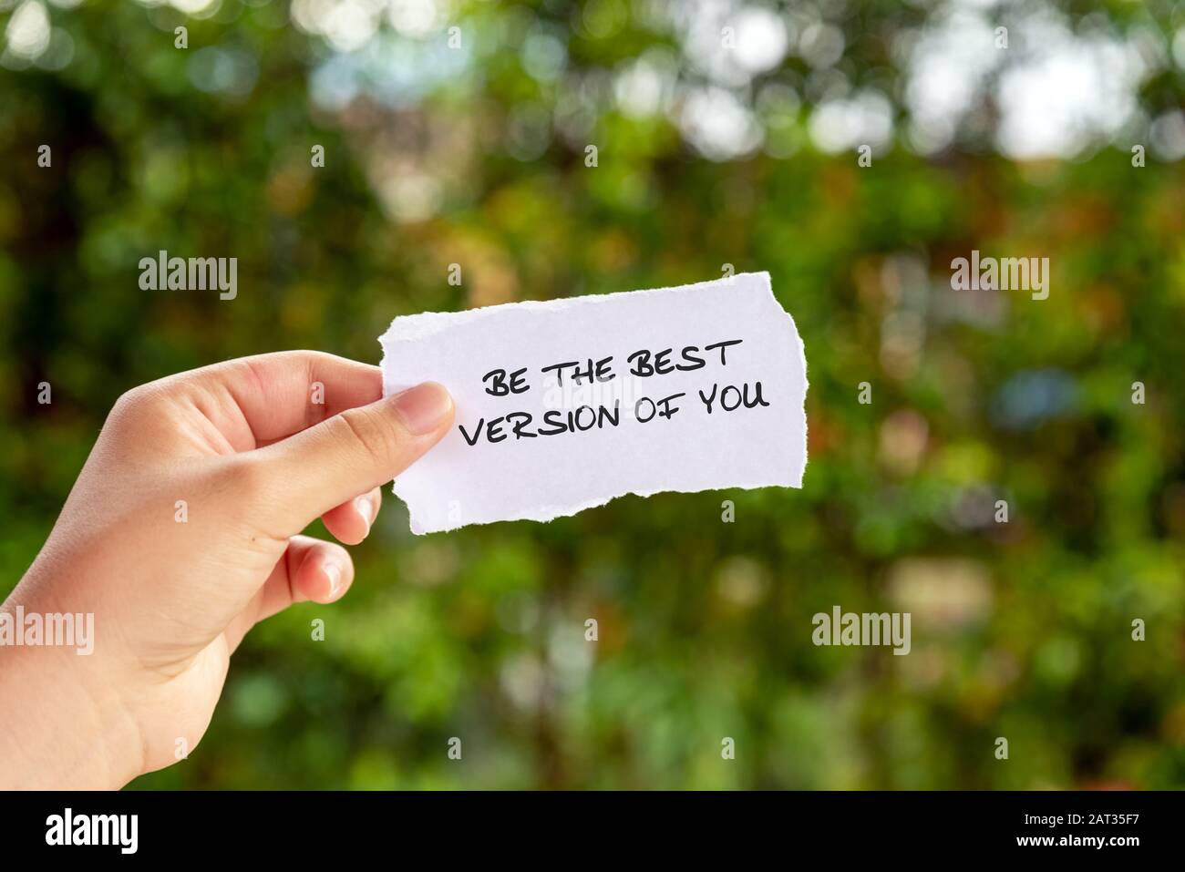 Motivazione e citazioni di ispirazione - Essere la versione migliore di voi. Sfondo sfocato. Foto Stock