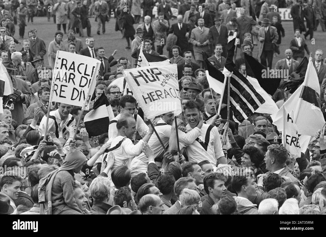 Heracles contro Fortuna Vlaardingen 1-0. Cheering folla prende giocatori di Heracles sulle spalle Data: 11 Giugno 1962 posizione: Almelo, Overijssel Parole Chiave: Sport, tifosi, calcio Foto Stock