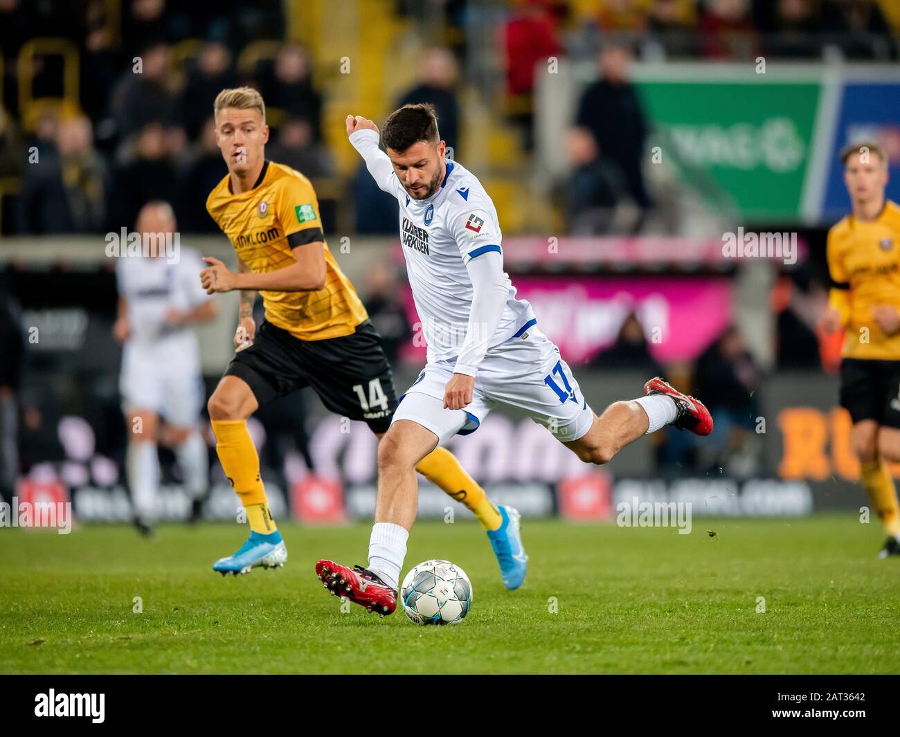 Marco Djuricin (Karlsruhe) sulla palla. GES / Calcio / 2nd Bundesliga: SG Dynamo Dresden - Karlsruher SC, 29.01.2020 Calcio / Calcio: 2nd Divisione Dresda vs Karlsruhe, Dresda, 29 gennaio 2020 | utilizzo in tutto il mondo Foto Stock