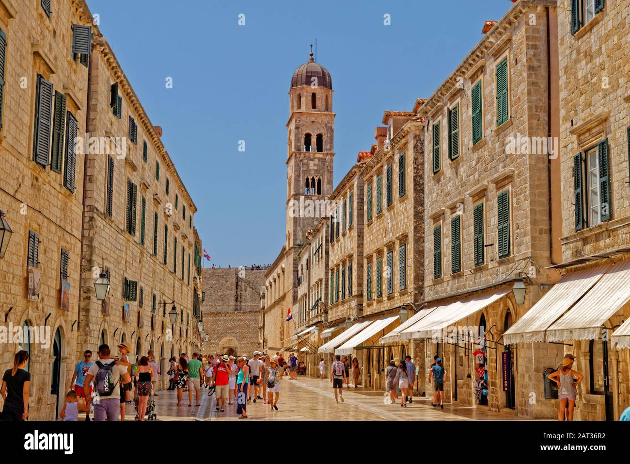 Stradun strada e campanile nel centro storico di Dubrovnik, Costa dalmata, Croazia. Foto Stock