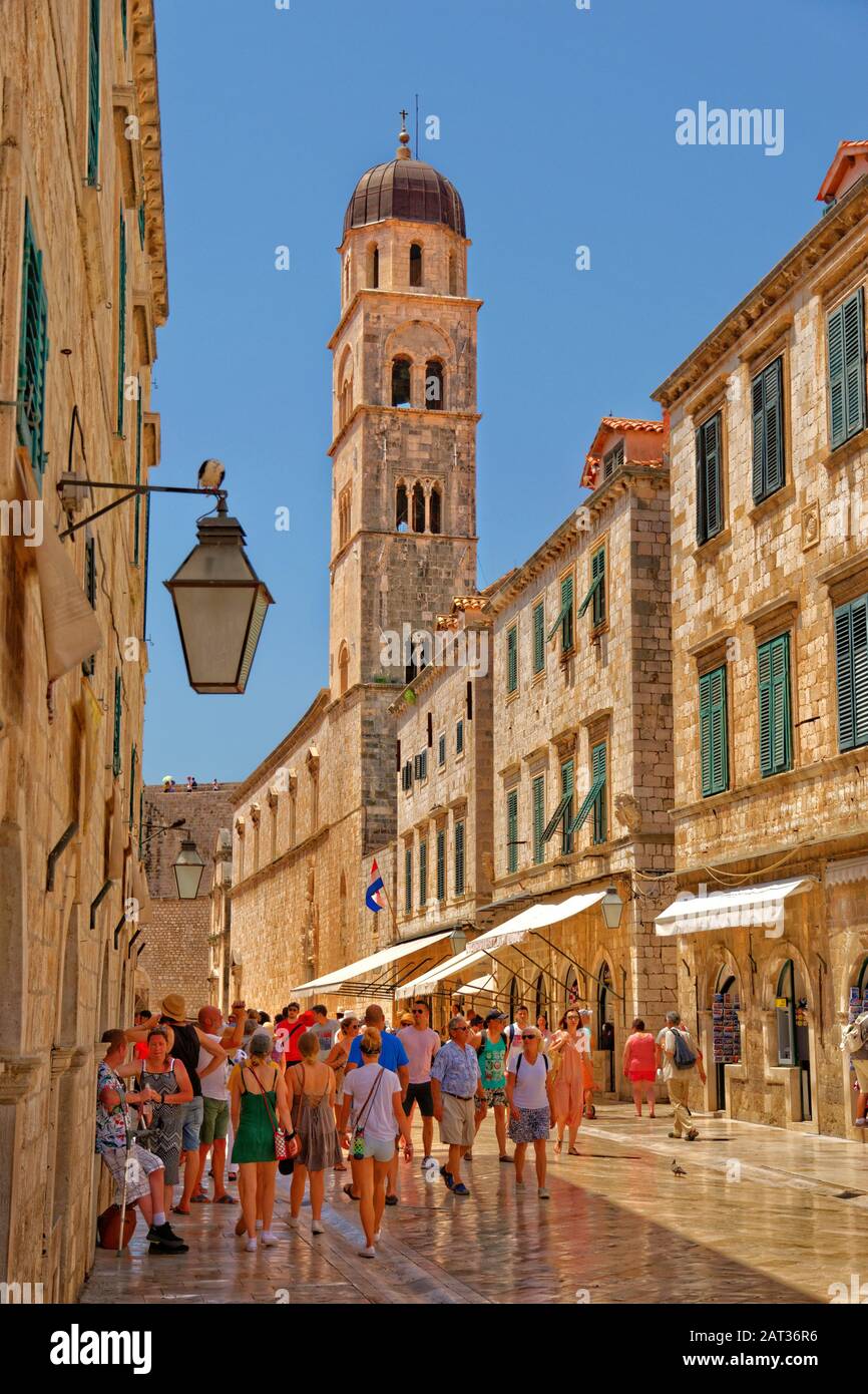 Stradun street e la torre dell orologio nella Città Vecchia di Dubrovnik, Dalmazia, Croazia. Foto Stock