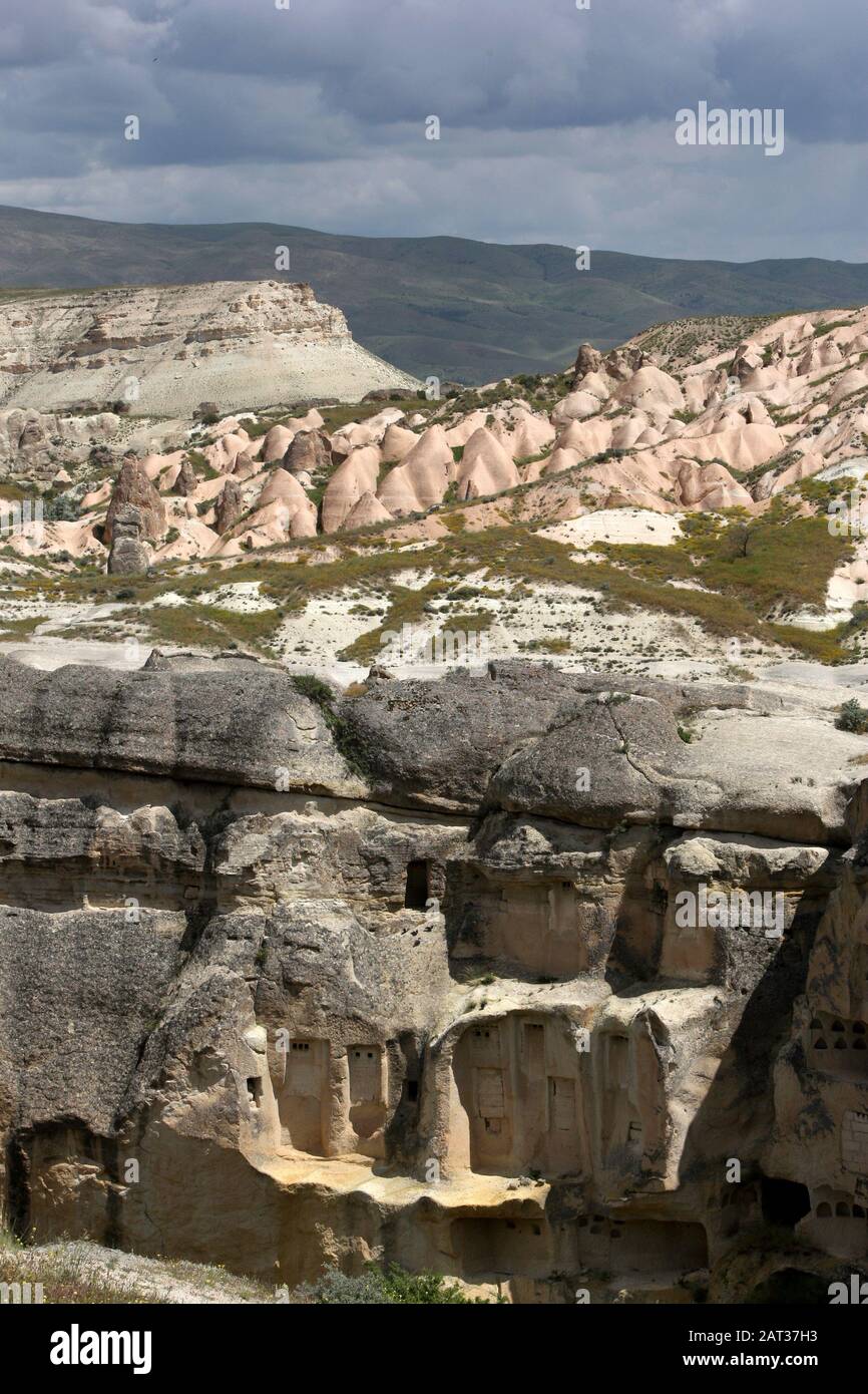 L'incredibile paesaggio, tra cui antiche case scavate a mano nella scogliera nei pressi di Pasabagi nella regione della Cappadocia in Turchia. Foto Stock