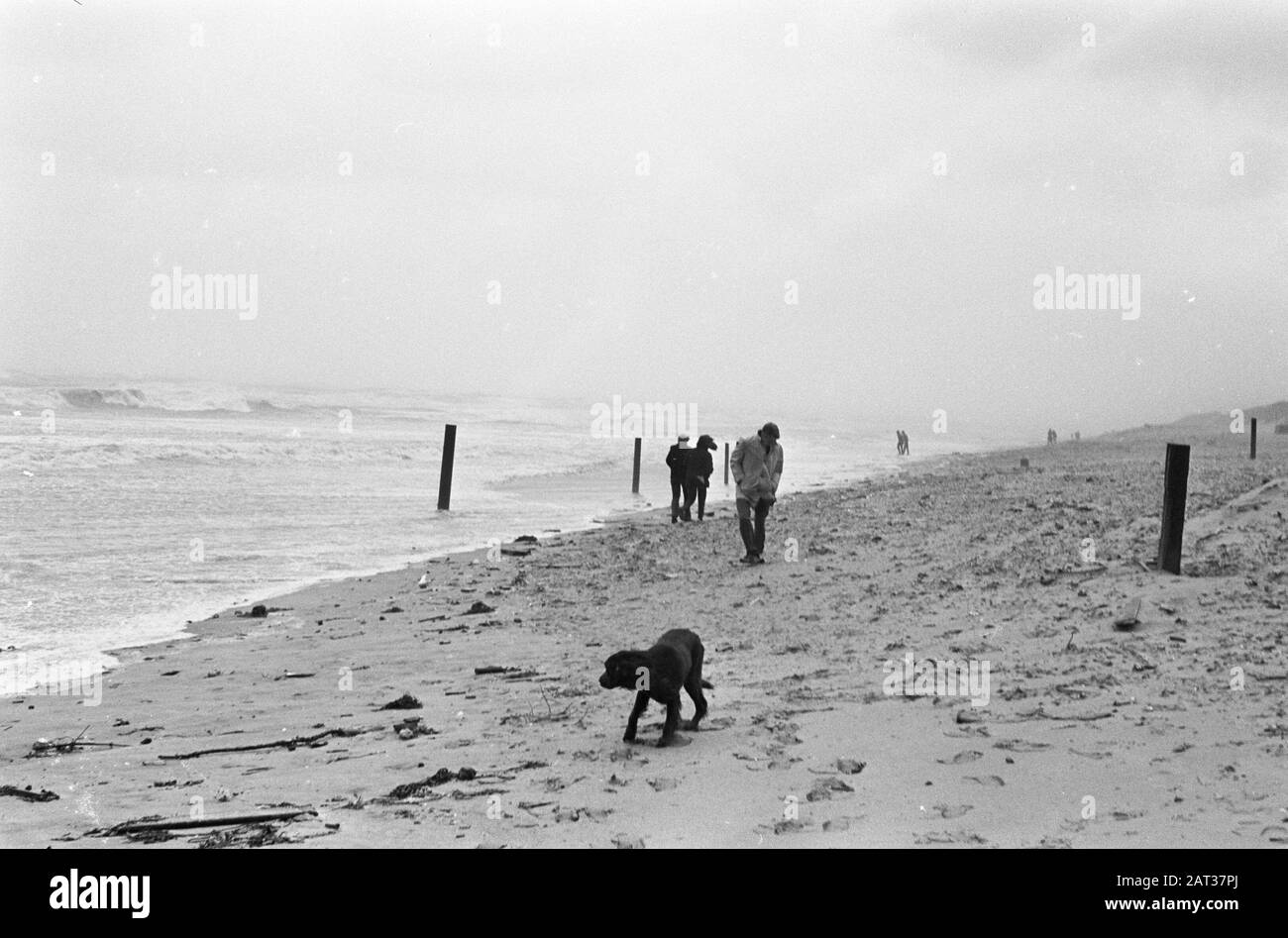 Tempesta di autunno. Persone sulla spiaggia a forza di vento 10 Data: 17 ottobre 1967 Parole Chiave: Persone, tempeste, spiagge Foto Stock
