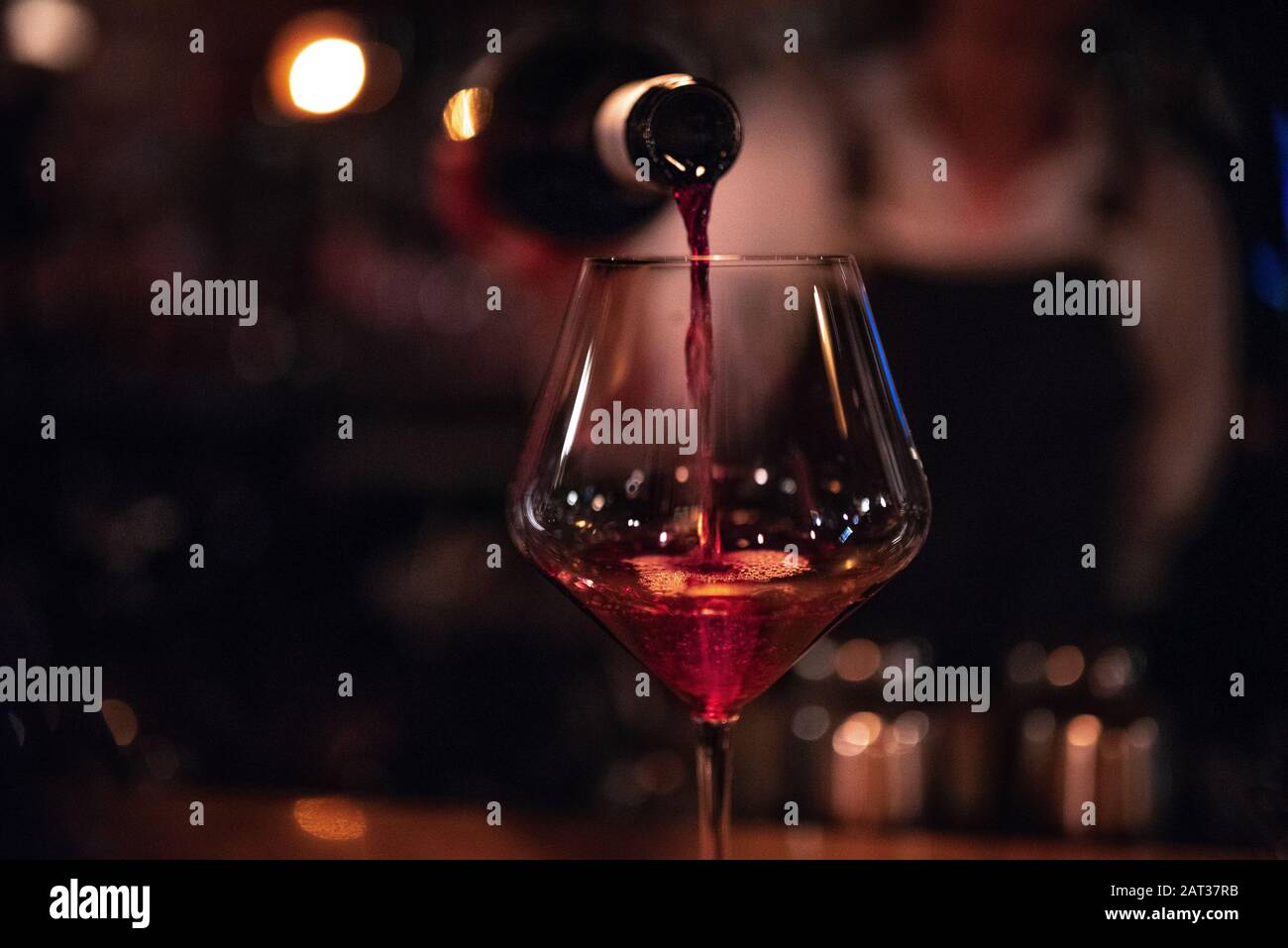 Vino da travaso barman Foto Stock