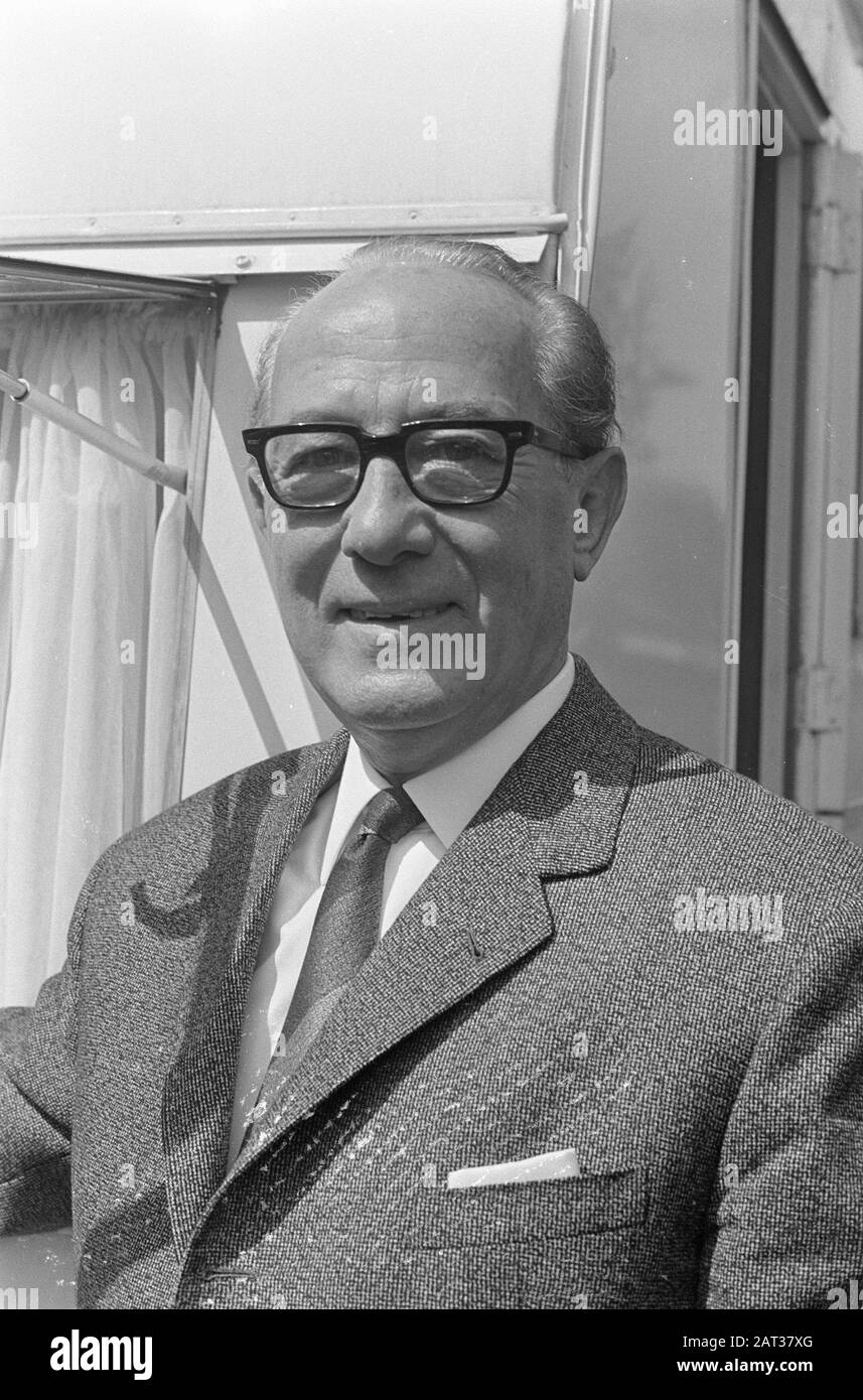 Herman Tholen 70 Anni (16 Maggio 1967). Al suo caravan Data: 11 Maggio 1967 Località: Amstelveen Parole Chiave: Cabareters, caravan, compleanni Nome personale: Tholen, Herman Foto Stock