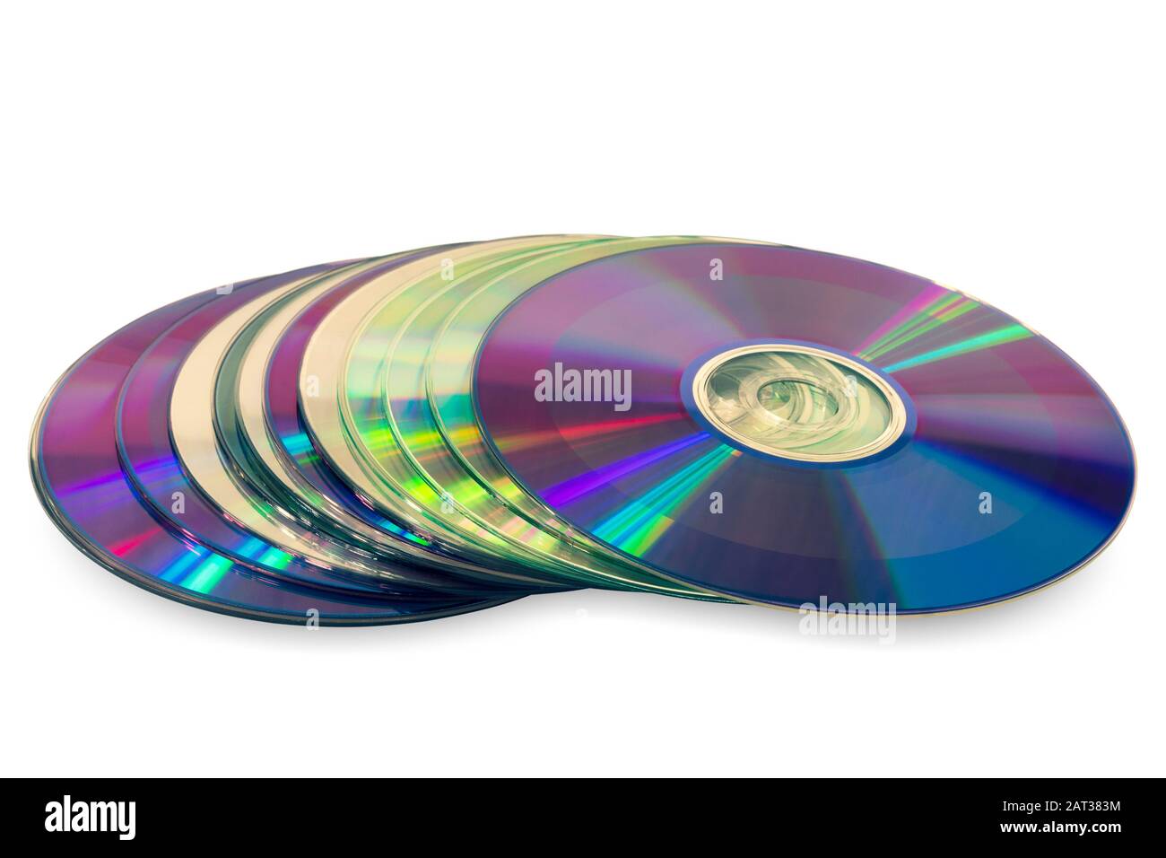 Primo piano di una pila di compact disc (CD/DVD). Isolato su sfondo bianco Foto Stock