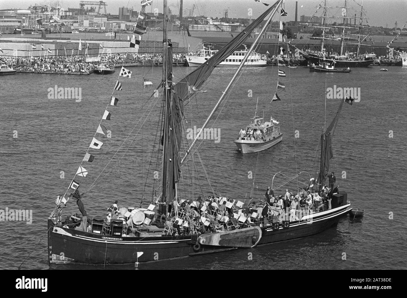 Vela Amsterdam 700 al IJ l'Orchestra Filarmonica di Amsterdam suona Watermusic sulla nave inglese Thames Barges Data: 16 agosto 1975 luogo: Amsterdam, Noord-Holland Parole Chiave: Feste, musica, orchestre, navi a vela Foto Stock