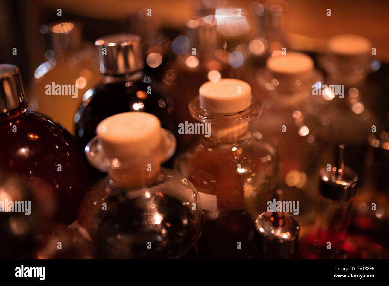 Bottiglie di ingredienti per cocktail allineate Foto Stock