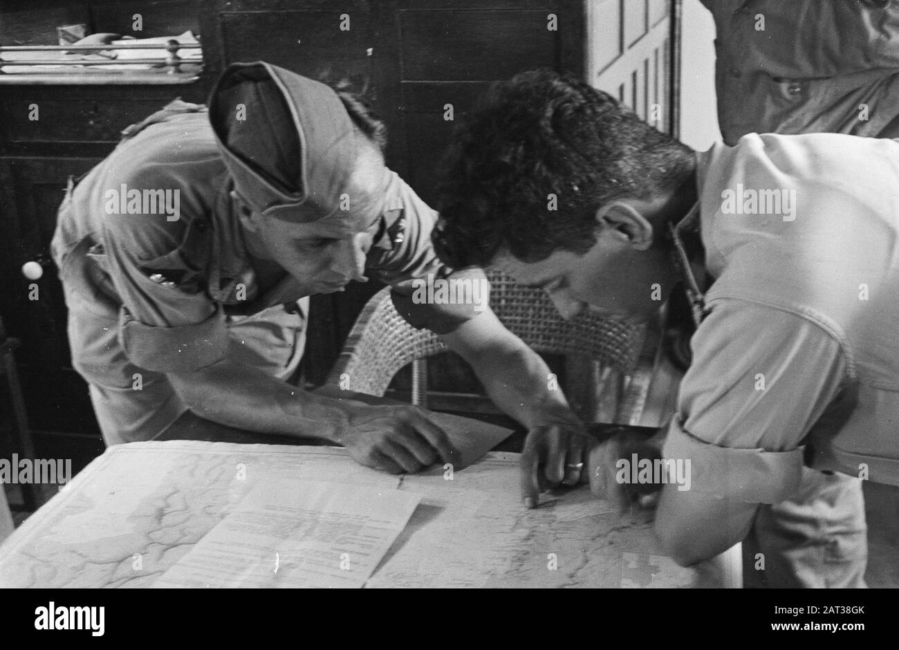 Borneo Che Studia le mappe di un ufficiale del governo Marine e di un tenente del KNIL Data: Febbraio 1947 Località: Borneo, Indonesia, Kalimantan, Indie olandesi Foto Stock