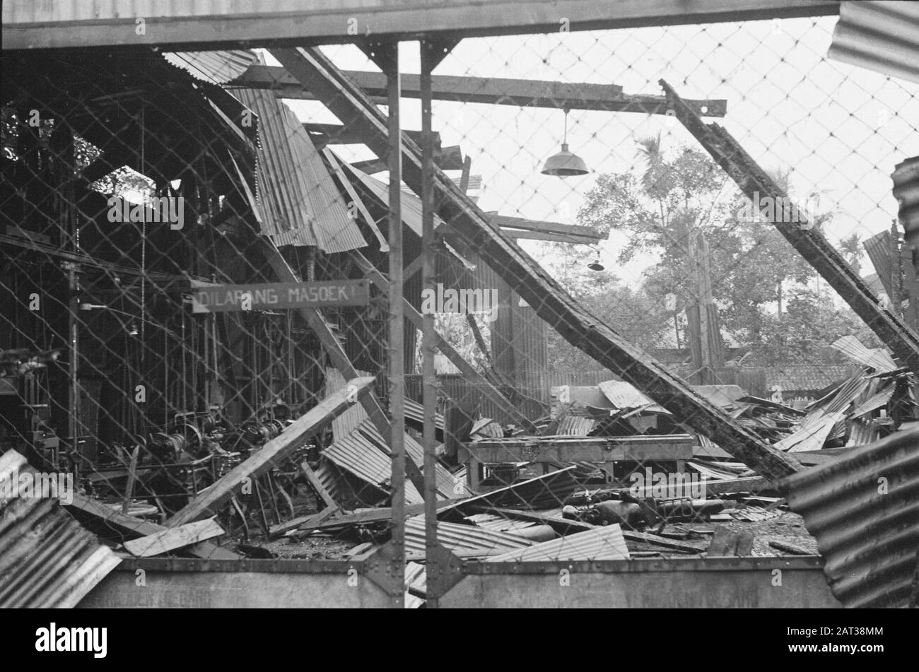 Azione Tegal il segno Dilarang Masoek - accesso vietato - non ha tenere il TNI fuori dalla porta di questa fabbrica a Poerwokerto Data: 24 Luglio 1948 luogo: Indonesia, Indie Orientali Olandese, Purwokerto, Tegal Foto Stock