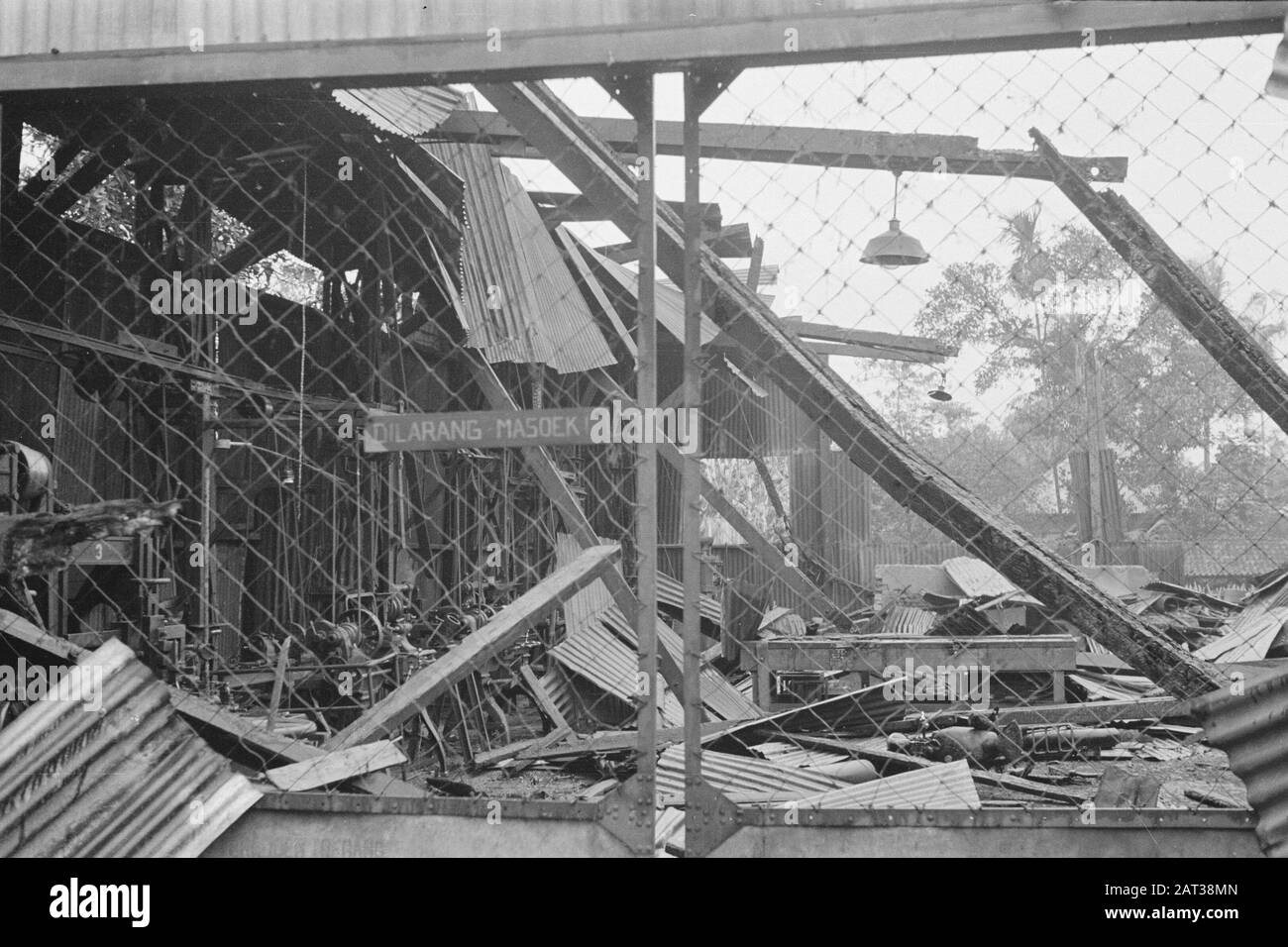 Azione Tegal il segno Dilarang Masoek - accesso vietato - non ha tenere il TNI fuori dalla porta di questa fabbrica a Poerwokerto Data: 24 Luglio 1948 luogo: Indonesia, Indie Orientali Olandese, Purwokerto, Tegal Foto Stock