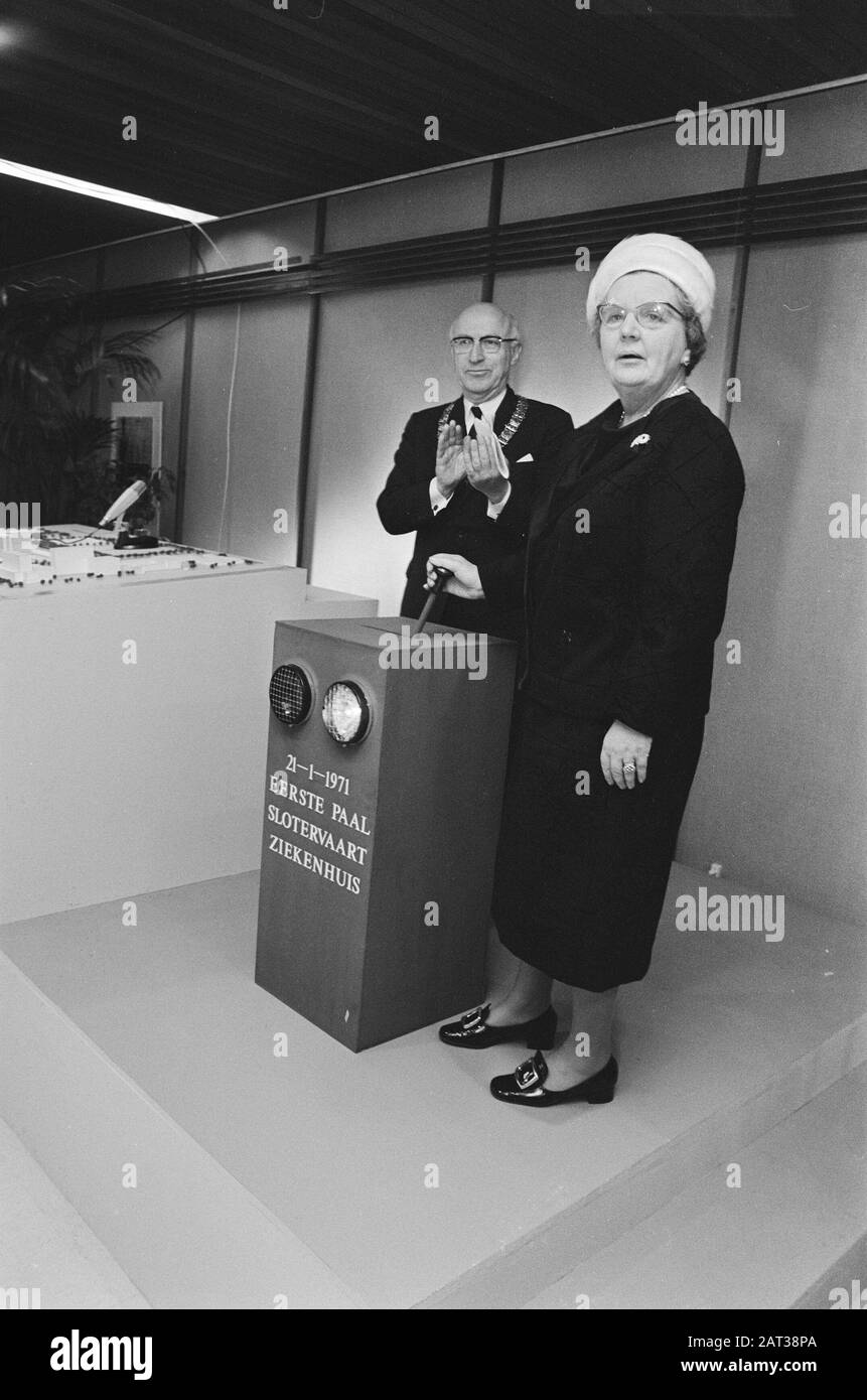 Visita di lavoro della Regina Juliana ad Amsterdam; Ospedale Slotervaart; la Regina Juliane si prende cura di battere il primo polo nuovo ospedale sotto l'occhio vigile del sindaco Samkalden Data : 21 Gennaio 1971 posizione: Amsterdam, Noord-Holland Parole Chiave: Sindaci, regine, casa reale, visite di lavoro Nome personale: Juliana, regina, Samkalden, Yvo Foto Stock