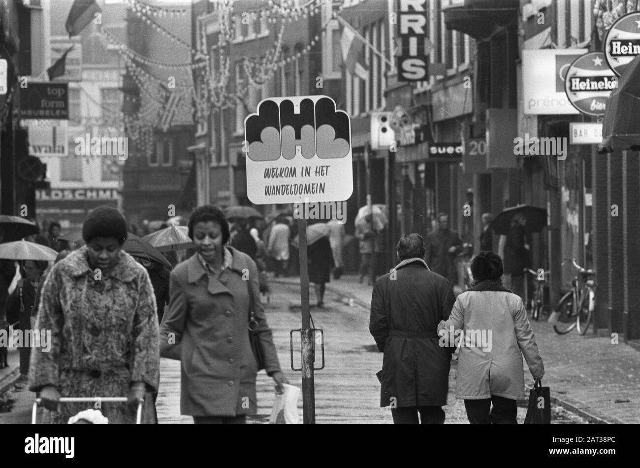 Il centro di Haarlem è accessibile solo per i pedoni Data: 10 Novembre 1973 Località: Haarlem, Noord-Holland Parole Chiave: Centri cittadini, pedoni Foto Stock