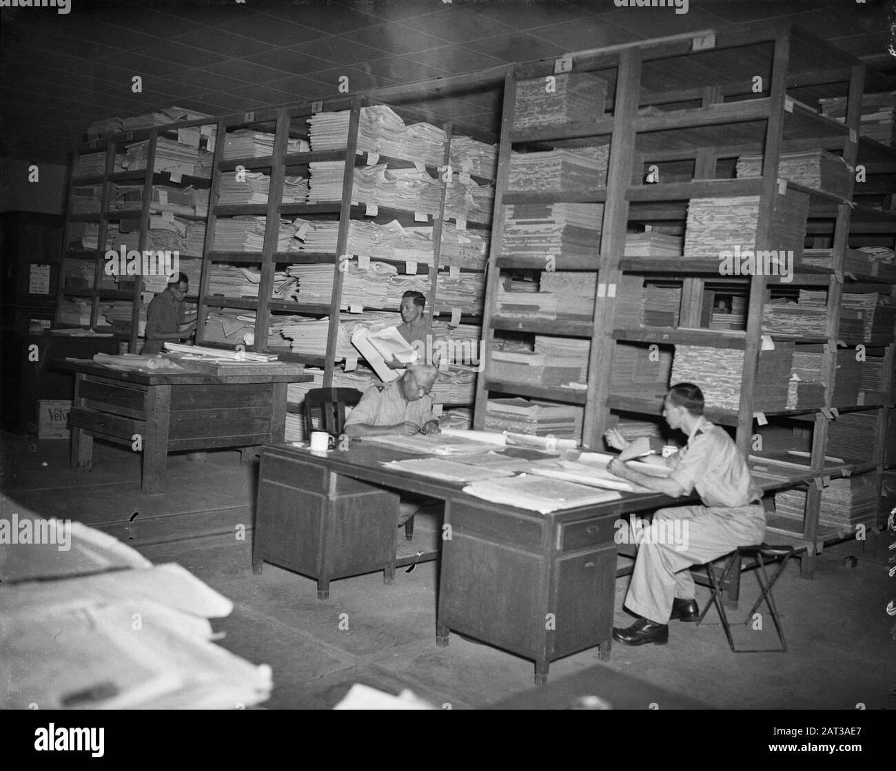 Reportage Servizio topografico il magazzino del Servizio topografico con scaffalature Data: Agosto 1946 luogo: Indonesia, Indie orientali olandesi Foto Stock