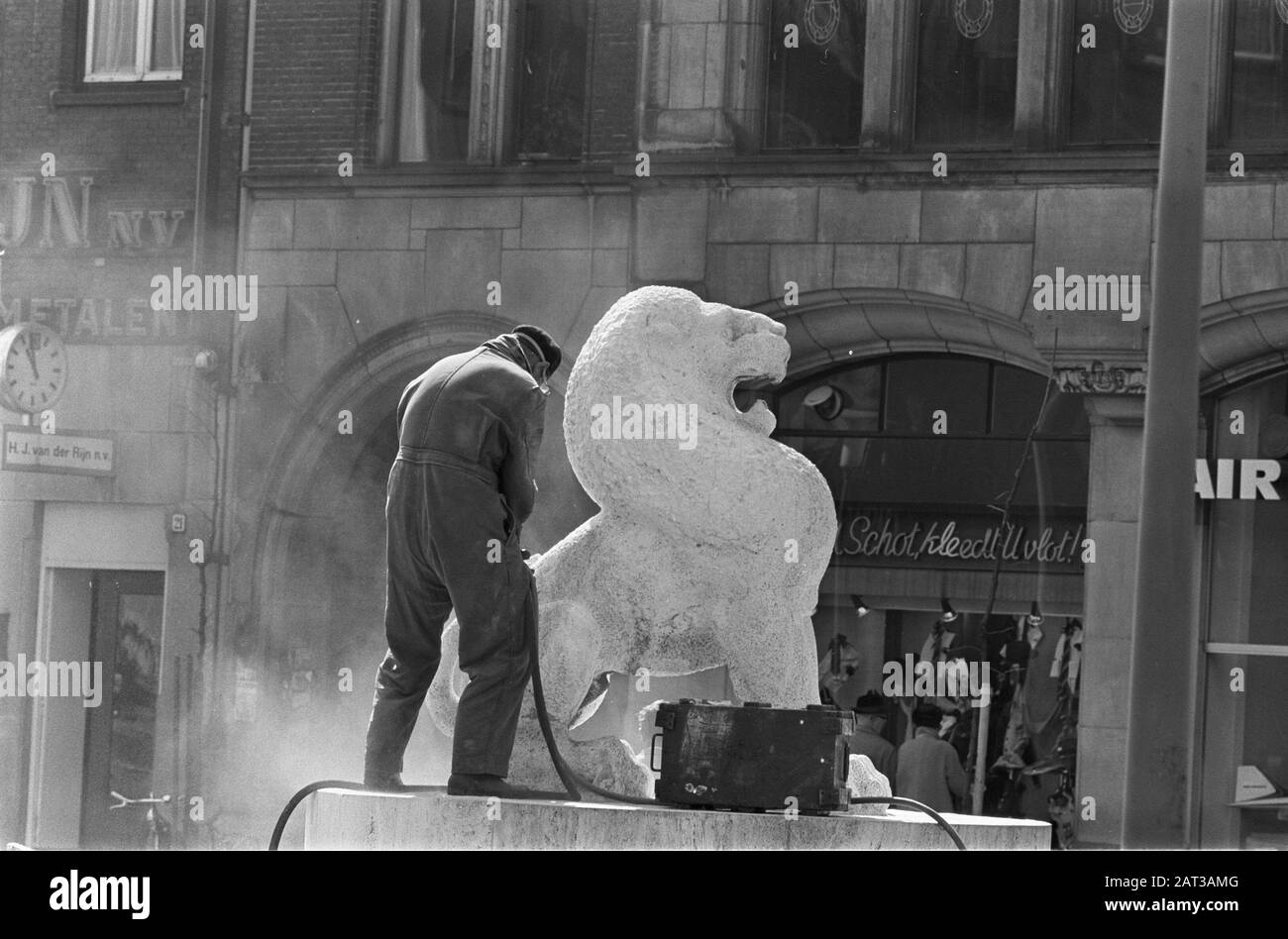 Il Monumento Nazionale sulla Diga è in fase di pulizia: Pulizia dei leoni Data: 17 aprile 1969 posizione: Amsterdam, Noord-Holland Parole Chiave: Monumenti di guerra Foto Stock