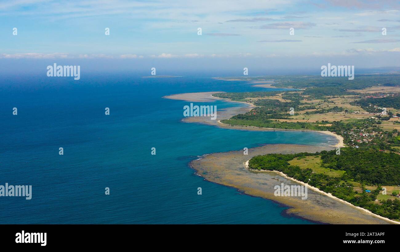 Isola di Luzon nelle Filippine. Seascape, lagune con barriere coralline,  vista dall'alto. I campi di riso e villaggi dell'isola. Estate viaggi e  concetto di vacanza Foto stock - Alamy