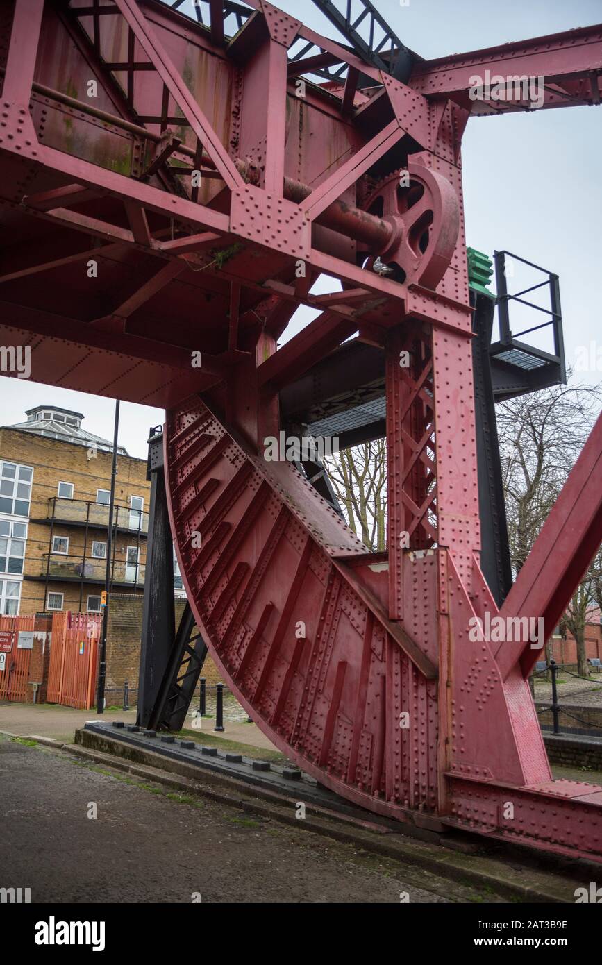 Il Surrey Basin Bascule Bridge Su Rotherhithe Street, Londra, Regno Unito. I blocchi e i fori di posizionamento rettangolari guidano la struttura di rotolamento quando la lamina si solleva. Foto Stock