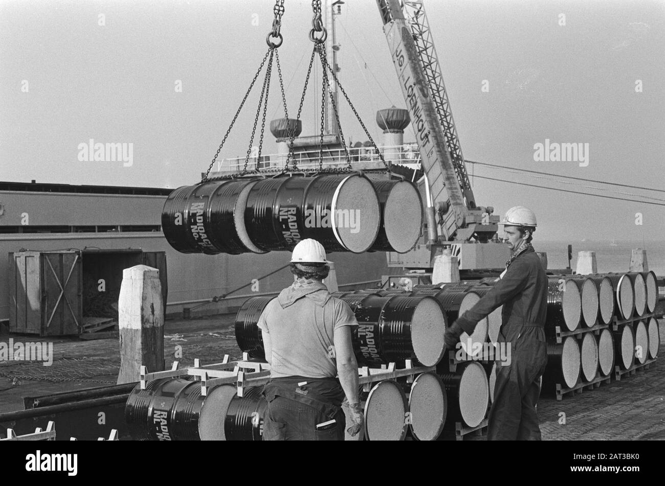 Trasporto di residui radioattivi dal Centro di Ricerca energetica Nederland a Petten i residui radioattivi da Petten sono spediti sul molo di IJmuiden Data: 2 Settembre 1981 Località: IJmuiden, Noord-Holland, Petten Parole Chiave: Quays, residui radioattivi Foto Stock