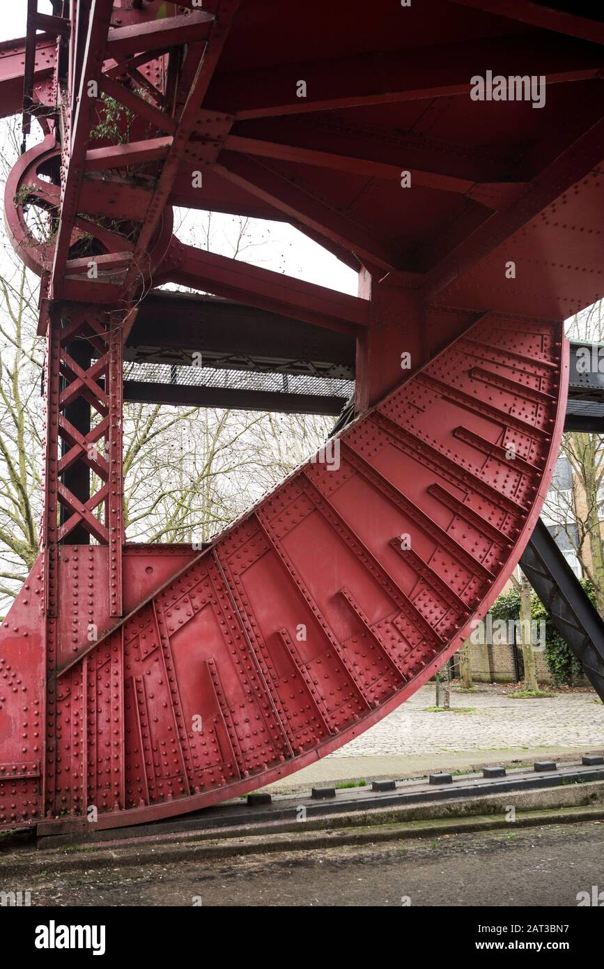 Il Surrey Basin Bascule Bridge Su Rotherhithe Street, Londra, Regno Unito. I blocchi e i fori di posizionamento rettangolari guidano la struttura di rotolamento quando la lamina si solleva. Foto Stock