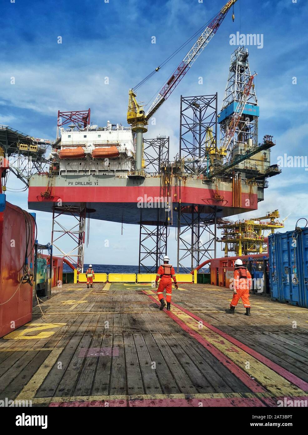 operazione di movimentazione di ancoraggi a quattro punti eseguita su nave ponte per carro petrolifero in mare Foto Stock