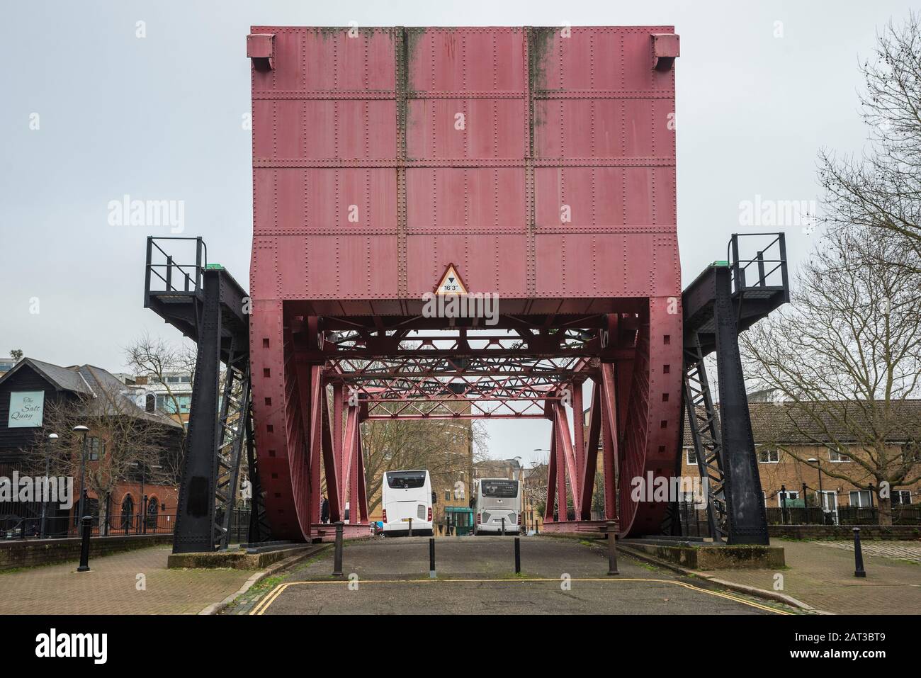 Il Surrey Basin Bascule Bridge Su Rotherhithe Street, Londra, Regno Unito. I blocchi e i fori di posizionamento rettangolari guidano la struttura di rotolamento quando la lamina si solleva. Foto Stock