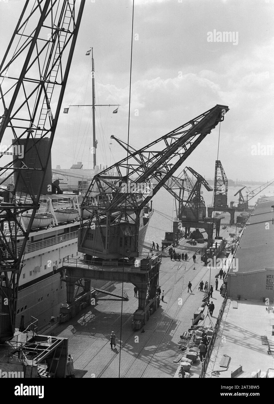Viaggio in mare con MS Baloeran la nave Baloeran è ormeggiata al molo di Rotterdam Annotation: Questa foto fa parte di una serie di foto di un viaggio con la MS Baloeran del Lloyd di Rotterdam Data : 1935 posizione: Rotterdam, Zuid-Holland Parole Chiave: Gru, banchine, navi Foto Stock
