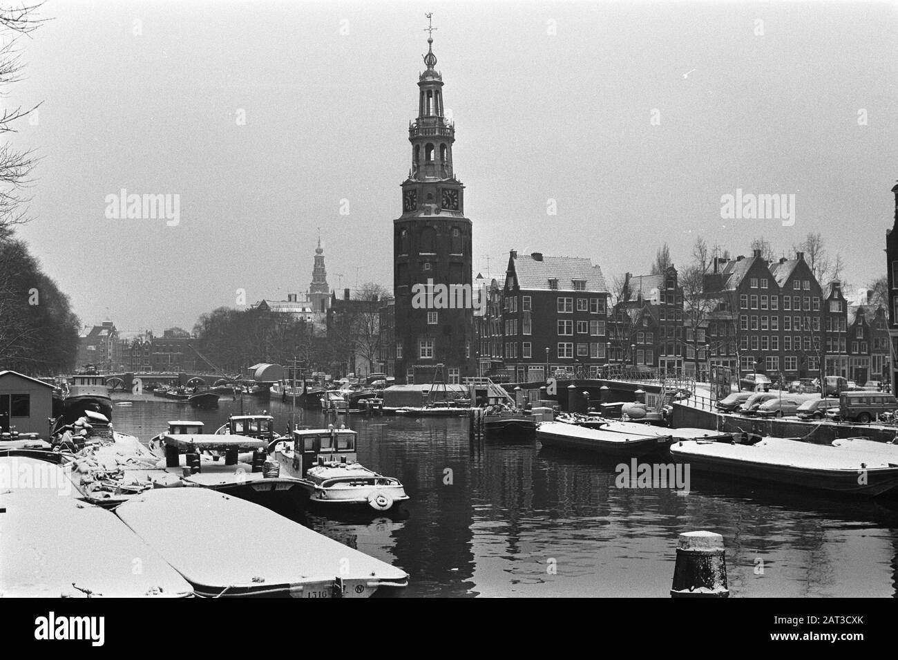 Nevicata pesante nei Paesi Bassi (Amsterdam). Amsterdam canali nella neve Data: 14 Dicembre 1981 Località: Amsterdam, Noord-Holland Parole Chiave: Canal, NEVE Foto Stock