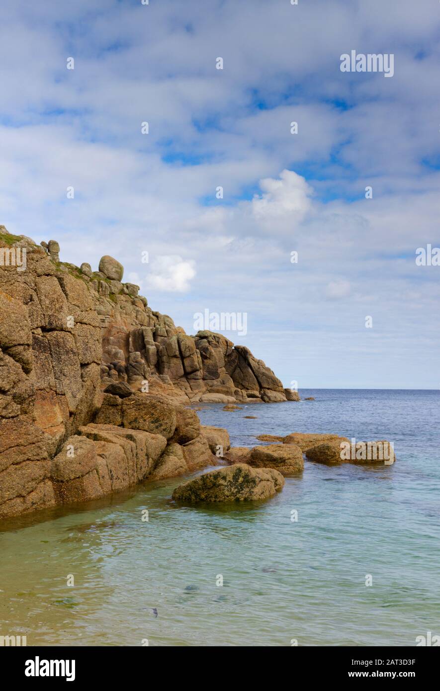 Mari tranquilli a Porthgwarra Cove Cornwall Foto Stock