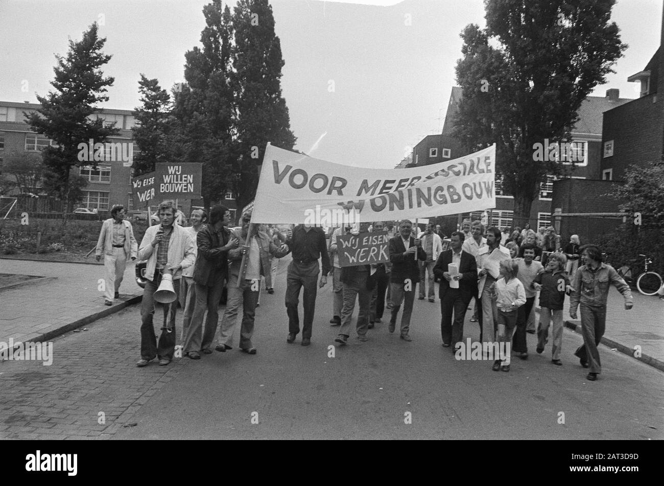 Disoccupati operai di costruzione che dimostrano ad Amsterdam; i lavoratori di costruzione con bandiere Data: 26 giugno 1974 Località: Amsterdam, Noord-Holland Parole Chiave: BUILDWARKERS, SPANKERS, dimostrazioni Foto Stock